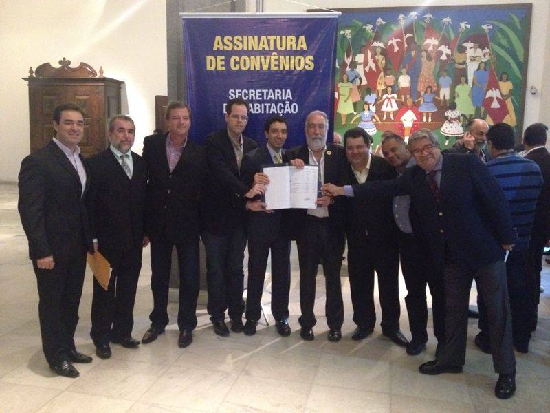 Vereadores com o prefeito Paulo David, secretários e demais envolvidos nos convênios